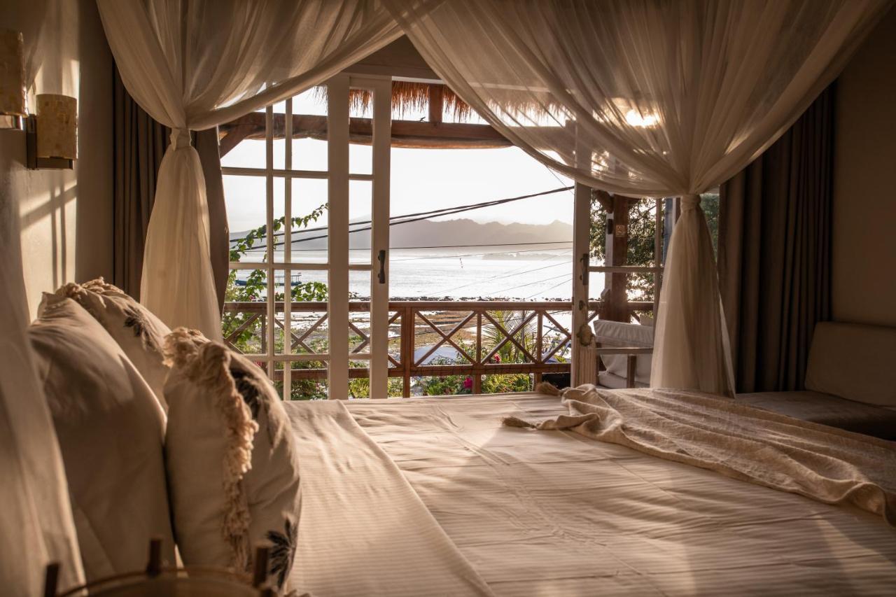 Serenity Luxurious Beachfront & With Private Infinity Pool, 8 Guests