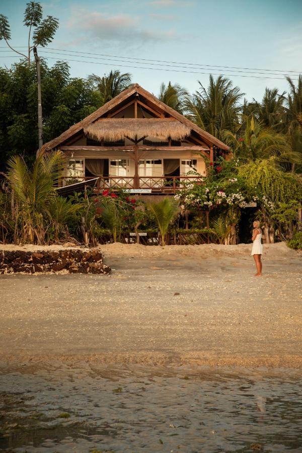 Serenity Luxurious Beachfront & With Private Infinity Pool, 8 Guests Gili Air