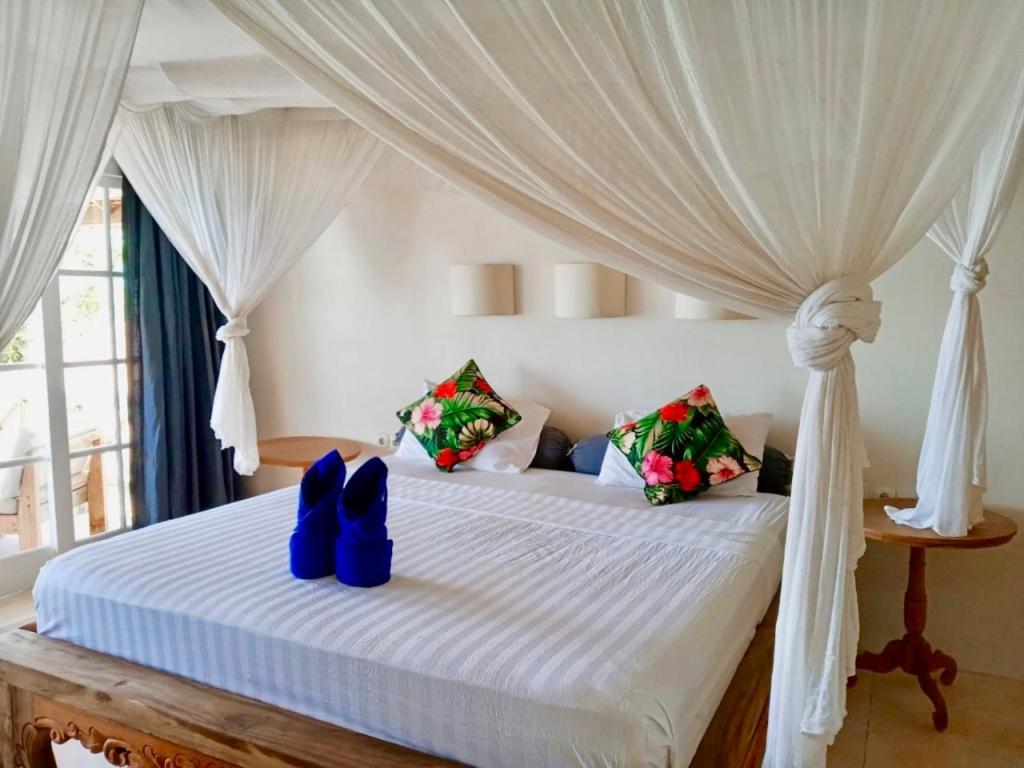 Serenity Luxurious Beachfront & With Private Infinity Pool, 8 Guests Gili Air