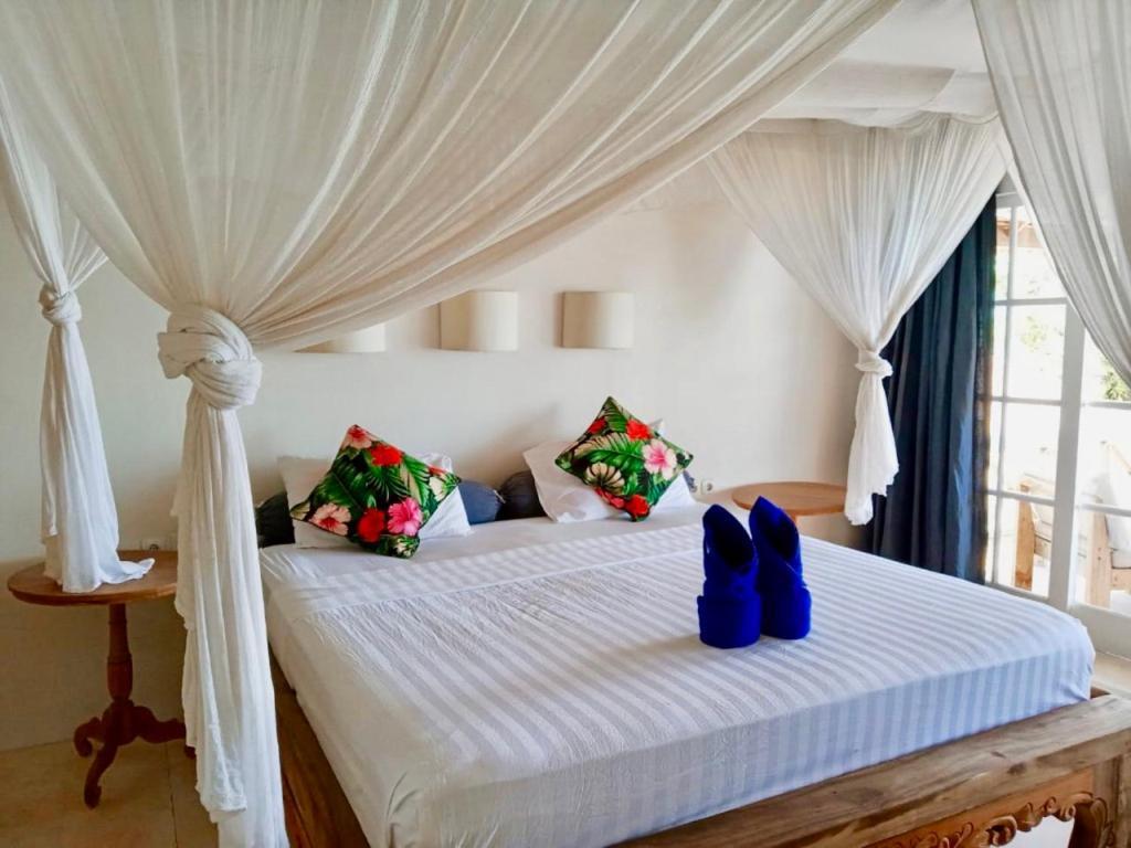 Serenity Luxurious Beachfront & With Private Infinity Pool, 8 Guests *