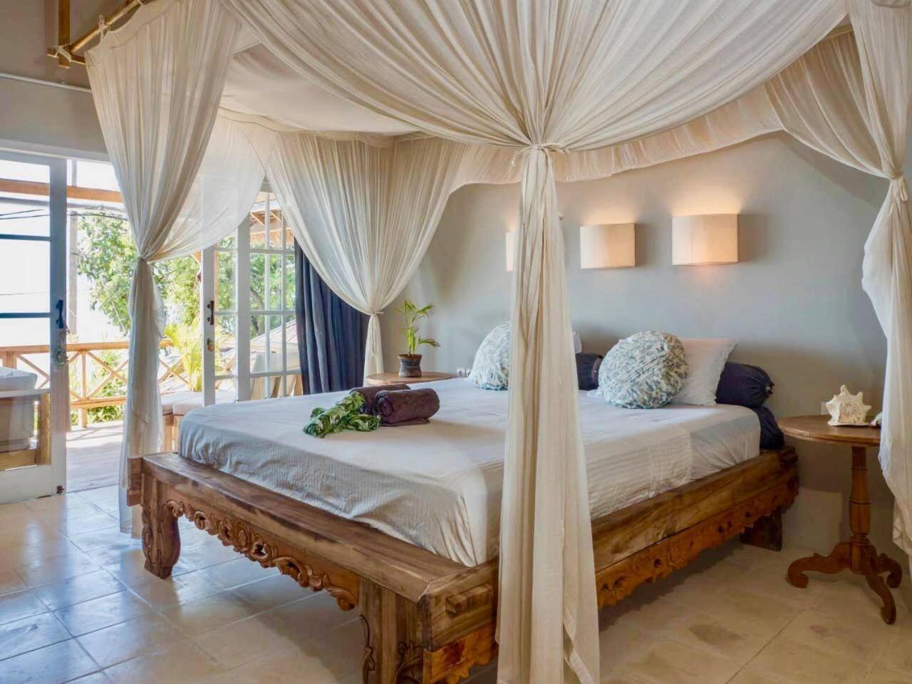 Serenity Luxurious Beachfront & With Private Infinity Pool, 8 Guests * Gili Air